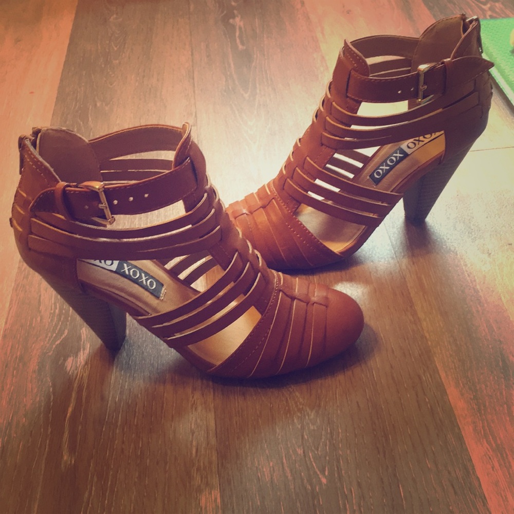 XOXO Caged Sandal. Size 6